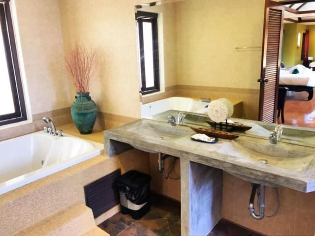 Deluxe Family Suite With Pool View