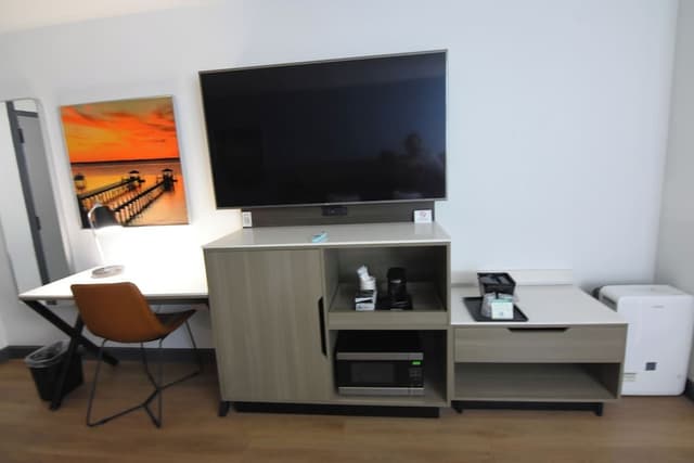 Standard Room, 1 King Bed, Accessible, Bathtub
