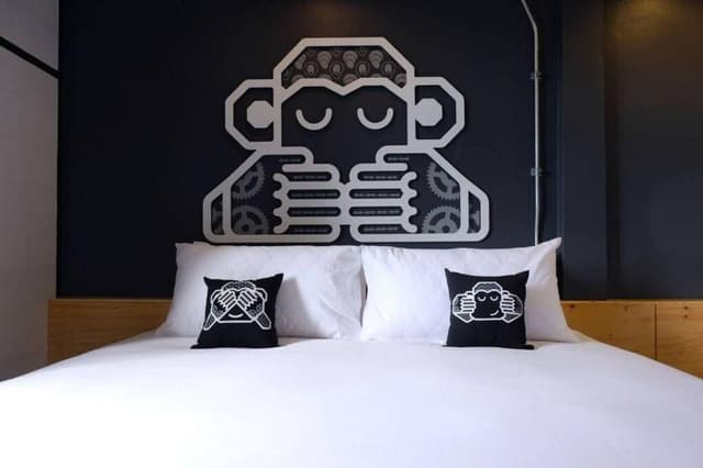 Chimpanzee Pod King Bed