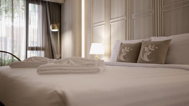 Nares Deluxe King Room
