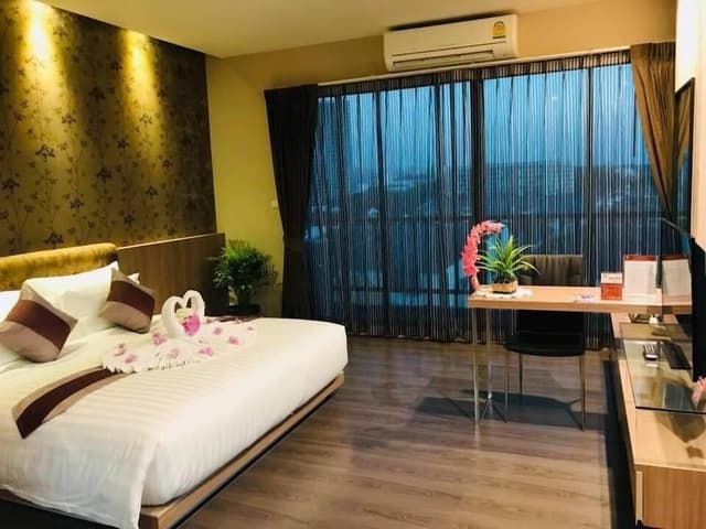 Deluxe Corner Room