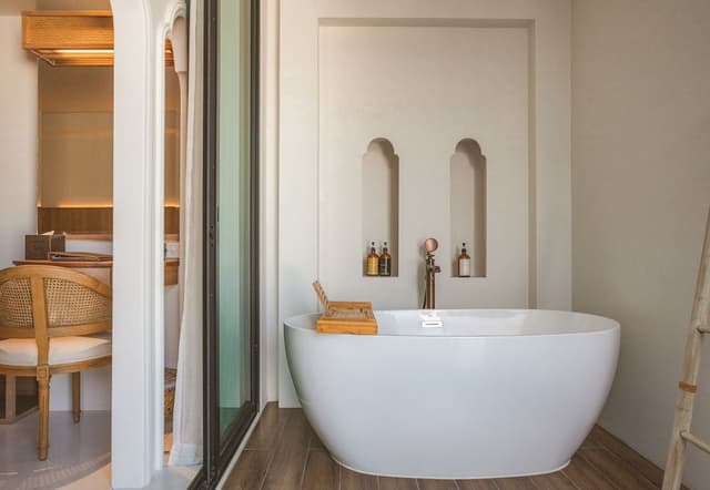 Lanna Suite Pool View with Bathtub