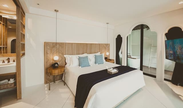 Lanna Suite Pool View with Bathtub