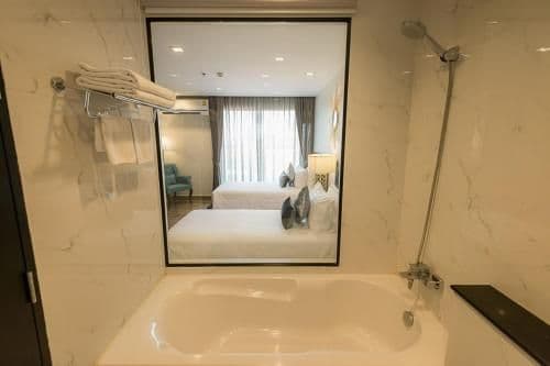 Deluxe Twin with Bathtub