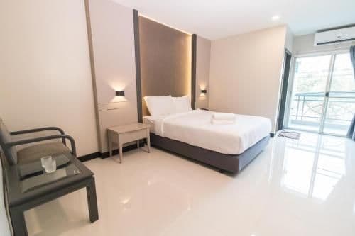 Standard - 1 Double Bed with Bathtub