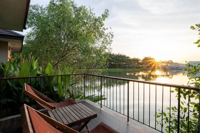 Villa Lake View King Bed