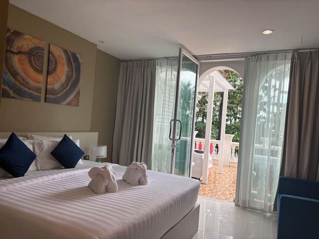 Deluxe Jacuzzi and Pool Access