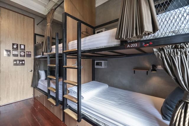 Shared Dormitory, Men only