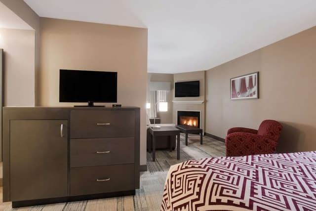 Superior Suite, 1 King Bed with Sofa bed, Non Smoking, Jetted Tub (with Sofabed)