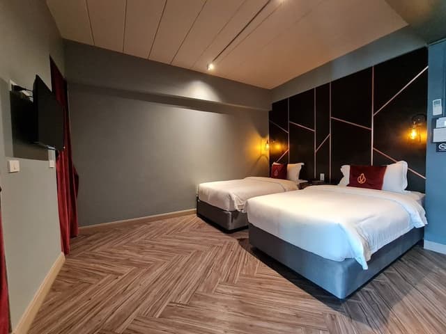 Crown Tail (Superior - Twin Bed)