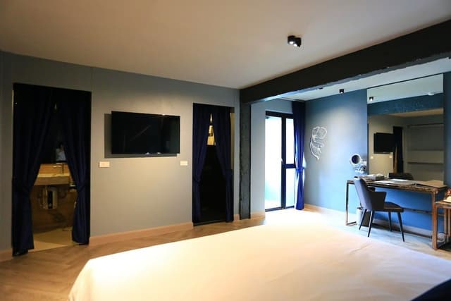 Half Sun Suite