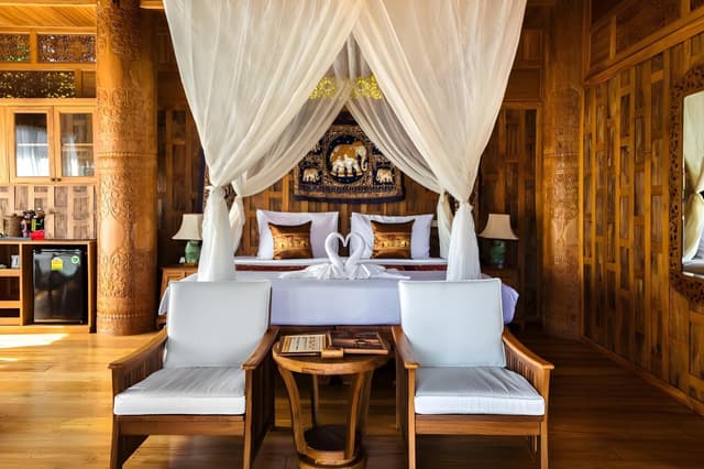Deluxe Pool Suite