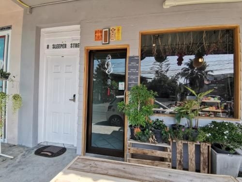8 สลีปเปอร์ส สตรีท เกสต์เฮาส์ (8 Sleepers Street Guesthouse)1