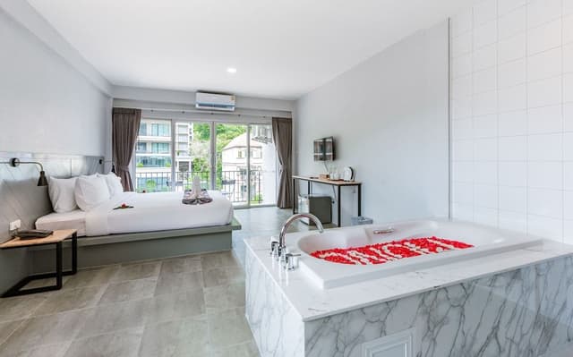 Deluxe Room, Bathtub