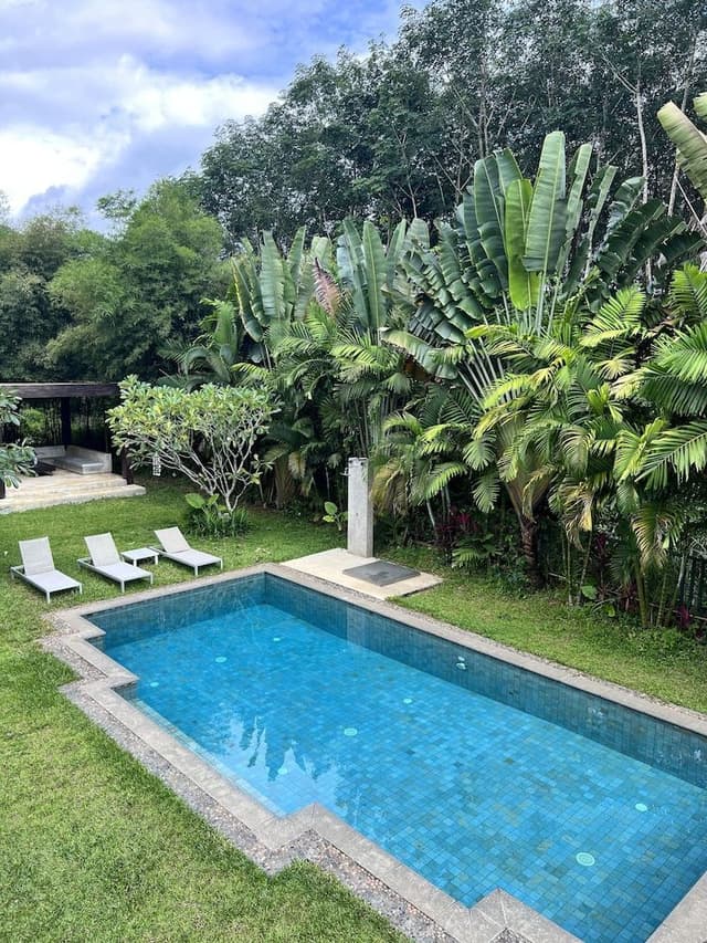 Family House, 2 Bedrooms, Shared Bathroom, Poolside