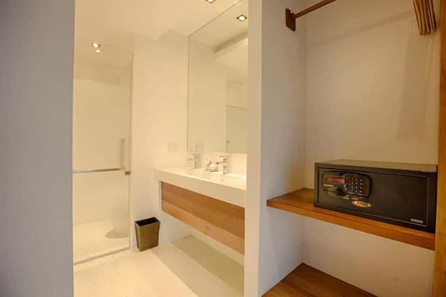 Jacuzzi Pool Access