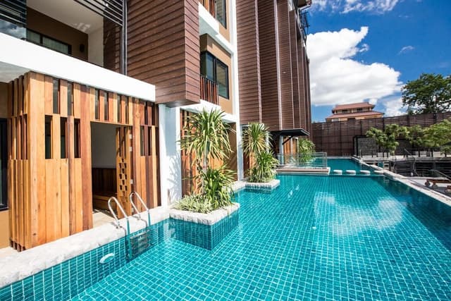 Jacuzzi Pool Access