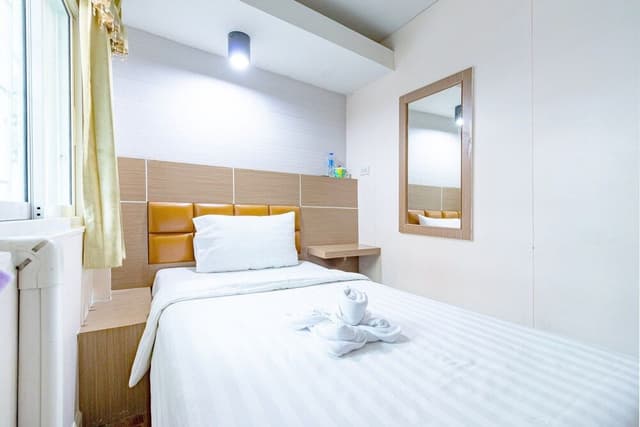 Single Room, Women only