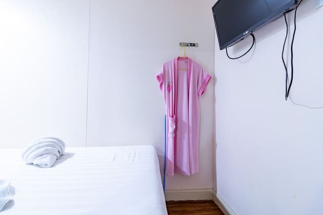 Single Room, Women only