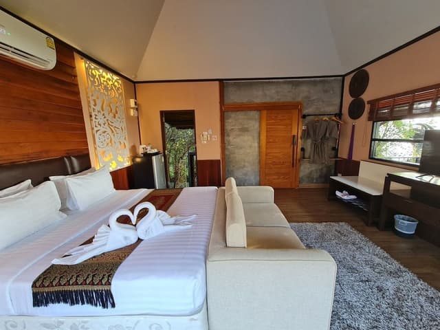 Lake Front Pool Access Villa
