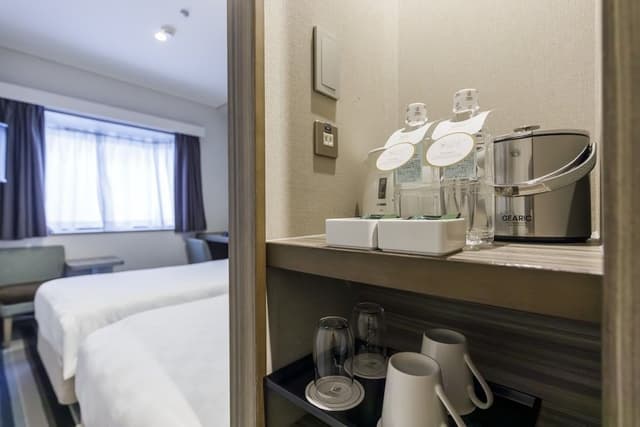 Twin Room - Non-Smoking with Lounge Access & Complimentary Light Breakfast Included
