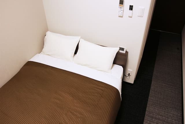 Double Room, Smoking