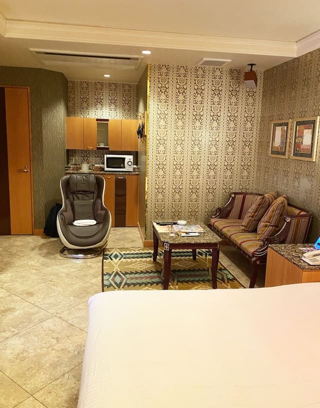Queen Room, Run of House