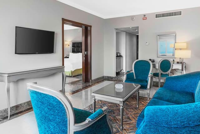 KING SUITE WITH CORNER SEA VIEW