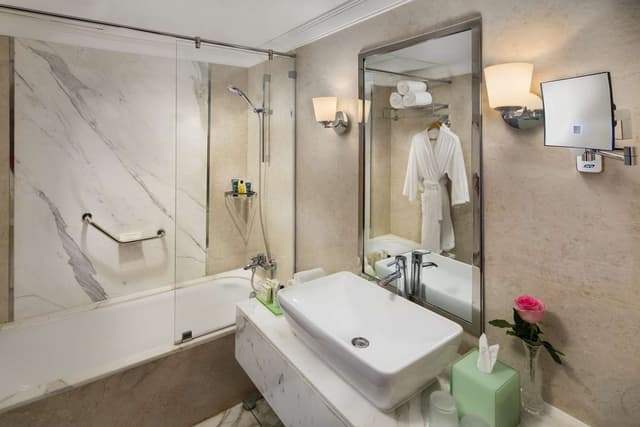 TWIN EXECUTIVE ROOM WITH PARTIAL SEA VIEW