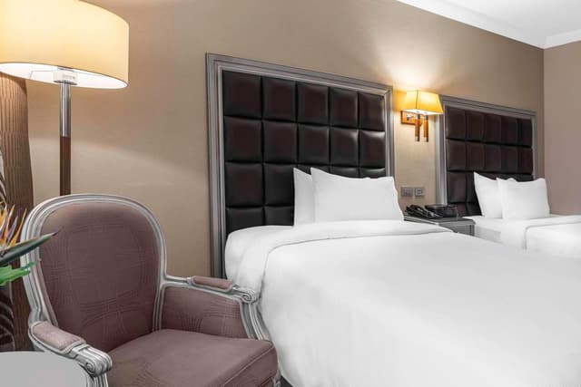 TWIN EXECUTIVE ROOM WITH PARTIAL SEA VIEW