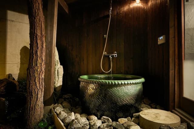 Traditional Room with Open-air-Cypress bath