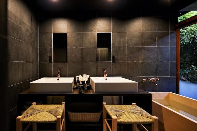 Traditional Room with Open-air-Cypress bath