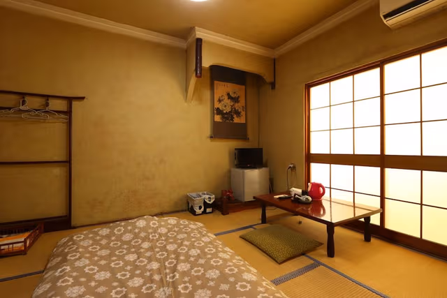 Japanese Style Room w/ Shared Bath 6mats