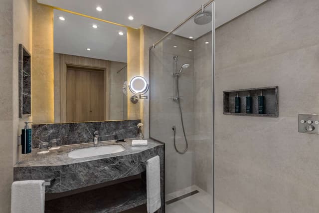 KING EXECUTIVE DELUXE ROOM