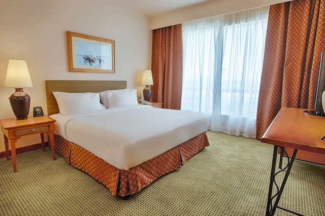 QUEEN GUEST ROOM WITH POOL VIEW