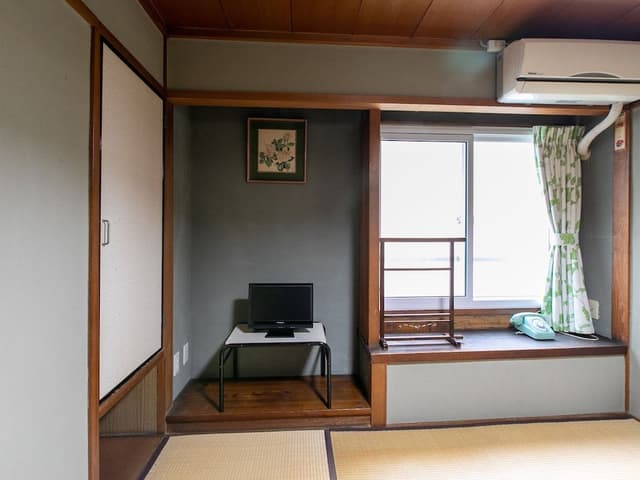 Japanese Room With Shared Washroom- Triple