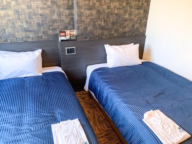 Twin Room, Smoking