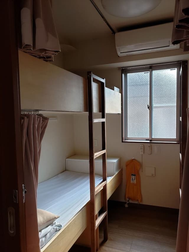 Quadruple Room, Men only