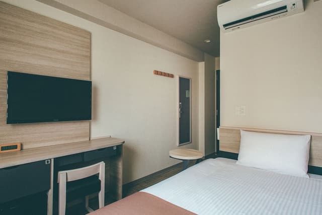 Single Room, Smoking