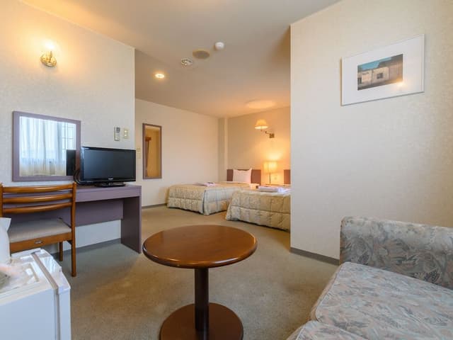 Twin Room, Smoking
