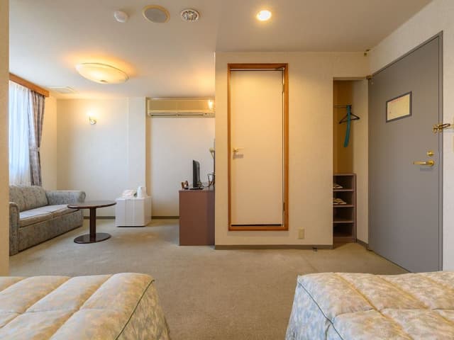 Twin Room, Smoking