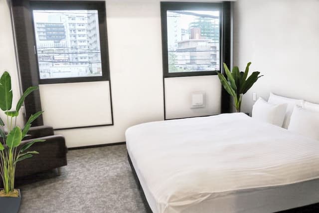 Basic Room, 1 King Bed, Non Smoking, Private Bathroom