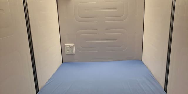 Capsule room for men only (Non-Smoking)