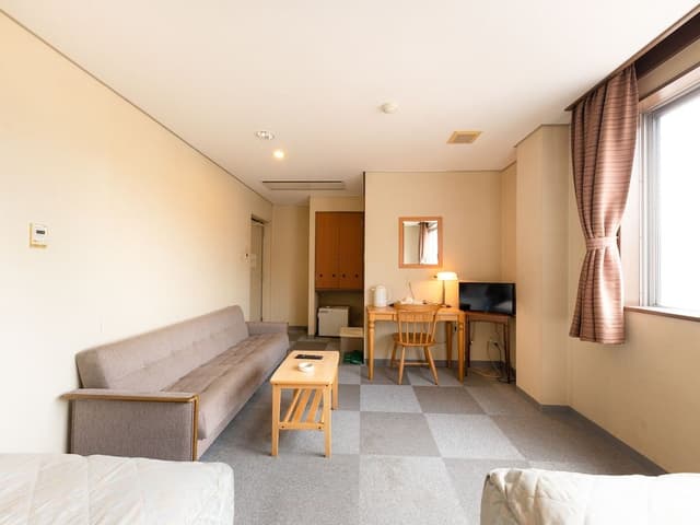 Twin Room, Smoking