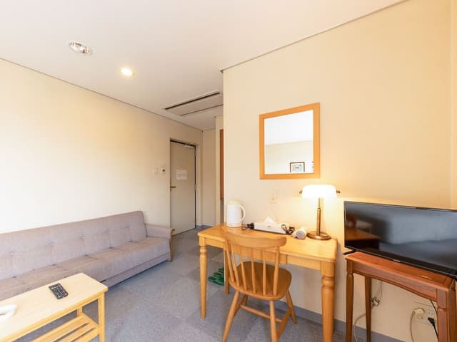 Twin Room, Smoking