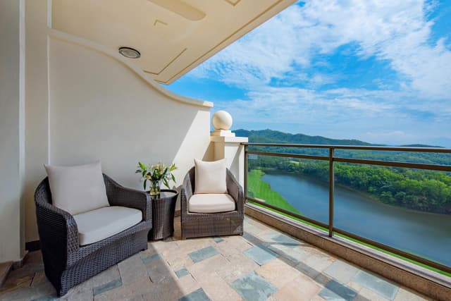 Executive King Lake View
