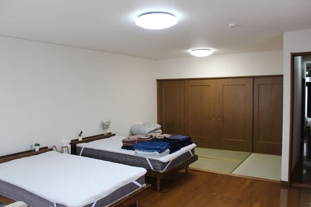 Deluxe Family Room, Non Smoking, Shared Bathroom