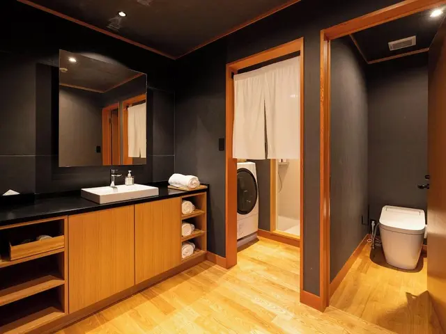 Wind, Private Bathroom