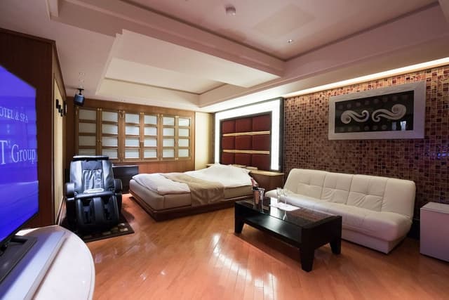 Deluxe Queen Room
