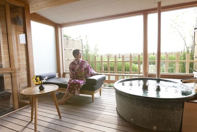 HANAREZA (Japanese-Style Quintuple Room with Open Air Bath)